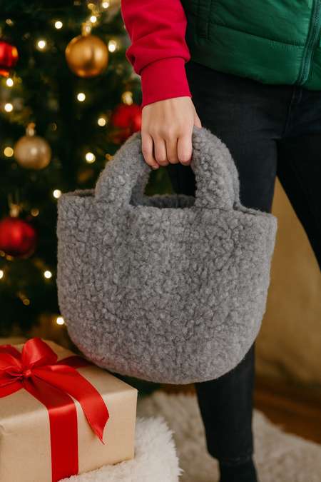 Kabelka z ovčí vlny – tmavě šedá, měkká a hřejivá. Vánoční atmosféra u stromku.